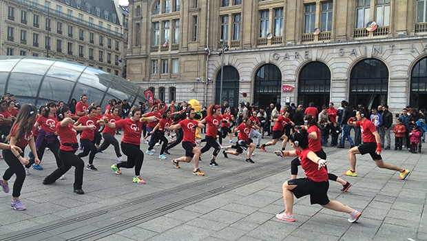 Pour la promotion de l'Office du Tourisme de Montreal, Média Transports a accueilli le 31 mars la machine de cirque en gare Saint Lazare.